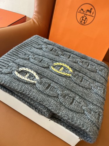 ce &iuml;&iquest;&yen; 595 (original order quality)This is a Hermes scarf that must be put in in wint