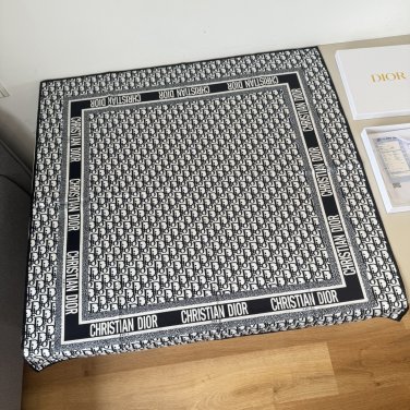 ch 110Dior classic printed handkerchief pays tribute to the classic Oblique print.T_4247