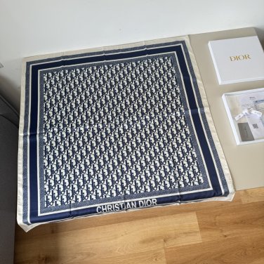 ch 110Dior classic printed handkerchief pays tribute to the classic Oblique print.T_5654