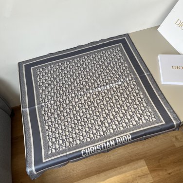 ch 110Dior classic printed handkerchief pays tribute to the classic Oblique print.T_5699