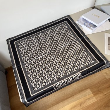 ch 110Dior classic printed handkerchief pays tribute to the classic Oblique print.T_5701