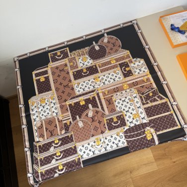 ch 110The Let's Go 90 handkerchief relies on silk screen printing technology to depic_5706