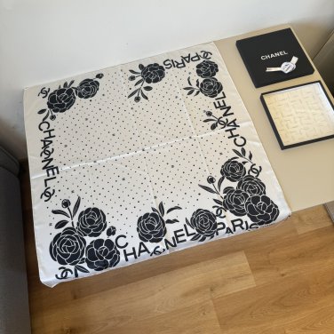 ch 110The original small fragrance 90cm silk square scarf is made of top-quality twil_4294