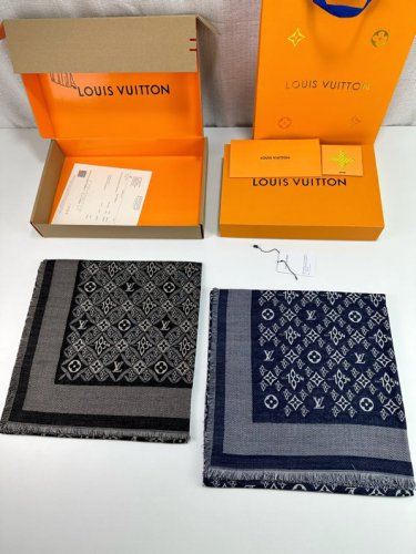 cial approval 165MONOGRAM shawlNicolas Ghesqui &Atilde;&uml; re brought together Louis Vuitto_1451