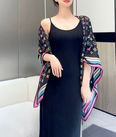 hundred and fiveThis LV x TM Monogram Multicolor shawl is a collaborative collection_5367