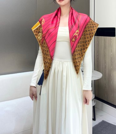 hundred and thirtyLouis Vuitton 90 Square TowelIs the fabric made of top-quality 1_2416