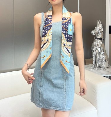 hundred and thirtyThe Flower And Straps silk handkerchief showcases an elegant style_2896