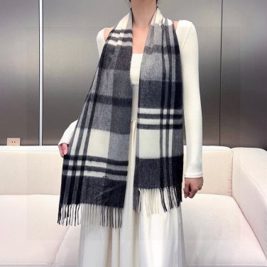 is new! BURBERRY 100% cashmere unisex! Stunning! Dressed in a beautiful outfit, it's u