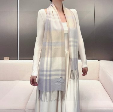 is new! BURBERRY 100% cashmere unisex! Stunning! Dressed in a beautiful outfit, it's u_5754
