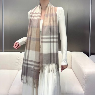 is new! BURBERRY 100% cashmere unisex! Stunning! Dressed in a beautiful outfit, it's u_5755
