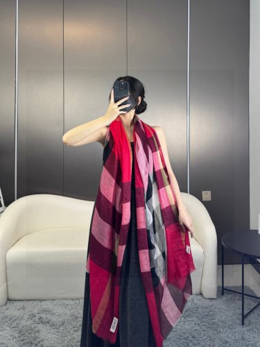 is new! In 2023, Burberry's formal collection is exclusively for flagship stores. The