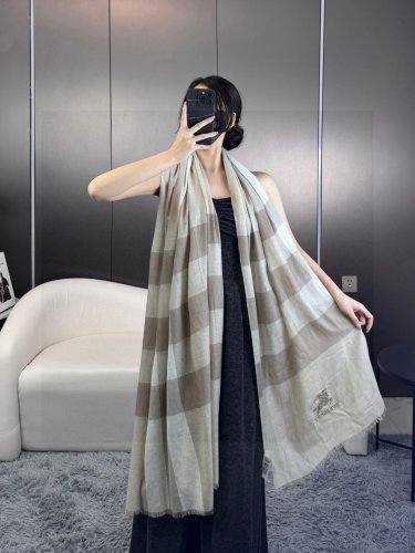 is new! In 2023, Burberry's formal collection is exclusively for flagship stores. The_7189