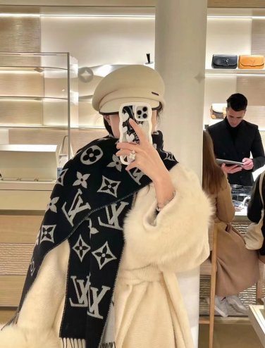 LV Essential scarf, which is the most popular among 120 donkeys, focuses on big elemen