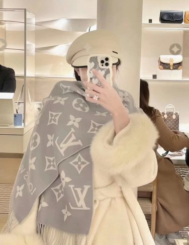 LV Essential scarf, which is the most popular among 120 donkeys, focuses on big elemen_119
