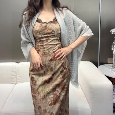 LV freshly baked amazing shawl~! &atilde;��The size of the shawl is rare, 120cm  120cm, with
