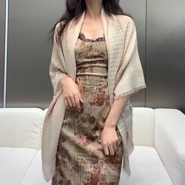 LV freshly baked amazing shawl~! &atilde;��The size of the shawl is rare, 120cm  120cm, with_2434