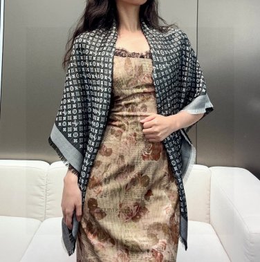 LV freshly baked amazing shawl~! &atilde;��The size of the shawl is rare, 120cm  120cm, with_5785