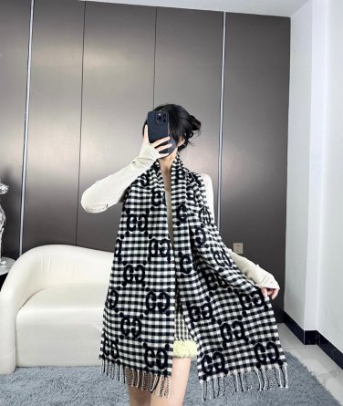 New Colors to Gucci's New Scarf [Double G Jacquard Cashmere Long Scarf] Full of girlis
