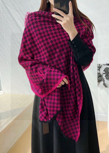 popular P95 has arrived, breaking the previous design of LV family scarves. It is a cu