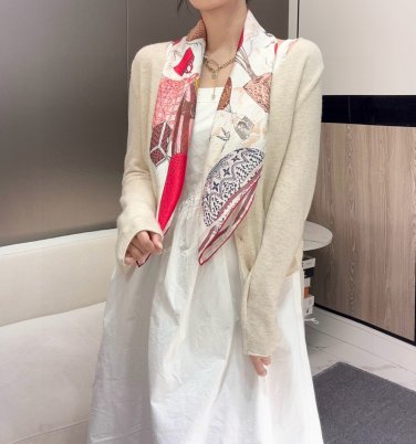 UP AND AWAY 90 square scarfThis 18mm premium silk double-sided same color scarf is a_3397