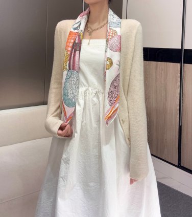 UP AND AWAY 90 square scarfThis 18mm premium silk double-sided same color scarf is a_3398