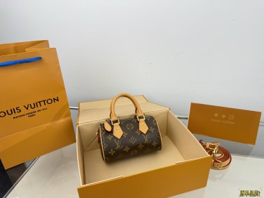 (Airplane box folding box) p125The LV Speedy none Pillow Bag, a Retiro handbag, is made