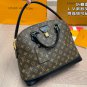 &iuml;&iquest;&yen; 180 Folding BoxLV new shell bagVery advanced cool and cute, extremely beautifulTh_1267