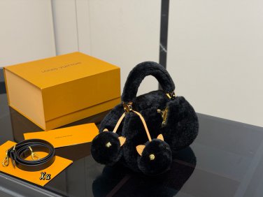 &iuml;&iquest;&yen; 180 with folding boxsize  20.14cmLv Capucines handbagFull grain Taurillon cowhide