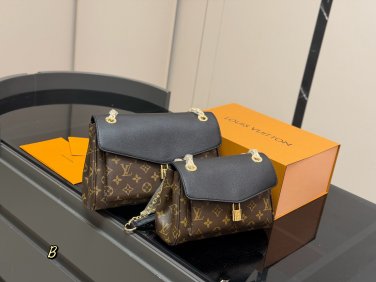 &iuml;&iquest;&yen; 185 &iuml;&iquest;&yen; 175 Folding Box Airplane BoxLV pallas ChainA very feminine bagWhether it's