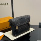 ￥ 200 with folding box airplane boxsize：2825cmLv Men's Postman BagVOYAGER Postman