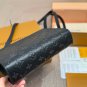 ï¿¥ 220 Airplane BoxLV Louis Vuitton crossbody bag is convenient and practicalVery good