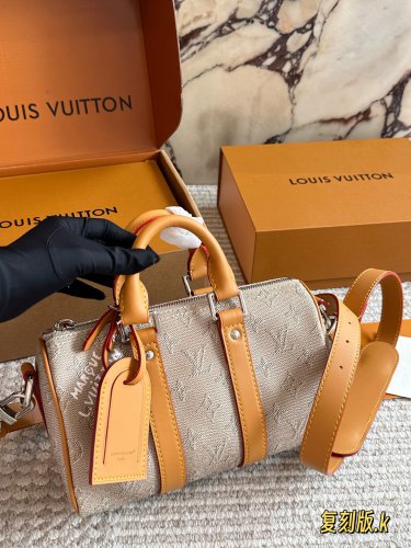 &iuml;&iquest;&yen; 220 Reproduction EditionThe Lv X Nigo Keepall xs 21 Pillow Bag is an ideal urban hand
