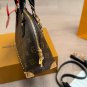 &iuml;&iquest;&yen; 240 airplane boxLV Alma Trunk BB Shell BagClassic Monogram canvas with natural cowh