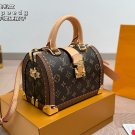 ￥ 470 Airplane BoxLV Speedy Hard BoxAmong numerous hard cases of different sizes, thi