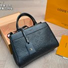 ￥235LV premium original single Montaigne bagThe Montaigne bag paired with wide should
