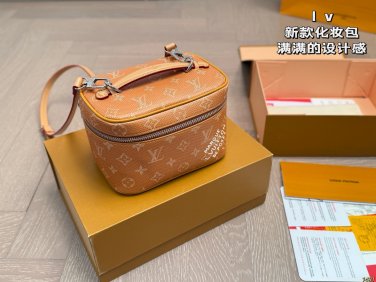 4 colors &iuml;&iquest;&yen; 115LV Louis Vuitton's new makeup bagThe latest model is really cute!It's