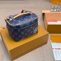 4 colors &iuml;&iquest;&yen; 115LV Louis Vuitton's new makeup bagThe latest model is really cute!It's