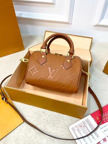 130 LV Speedy 20 embossed pillow bag crossbody bag, Monogram pattern is low-key and exquis