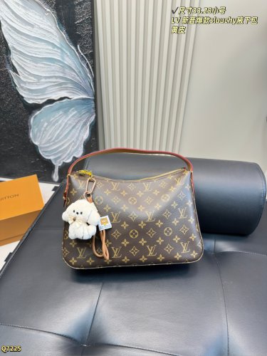 160 small size 33.20 with folding box160 large size 40.27 (without box)LV Hobo Underar