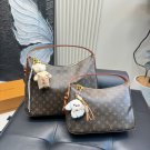 160 small size 33.20 with folding box160 large size 40.27 (without box)LV Hobo Underar_988