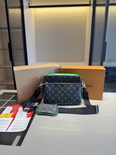 185 New ArrivalsHigh end goods fully packaged LV counter new black flower green series