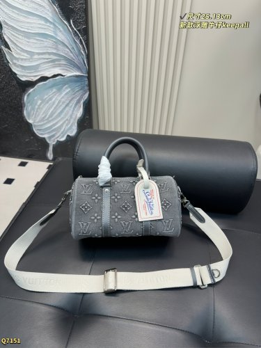 185 pairs of folding boxesSize 25.13cmLv's new embossed denim keepall pillow bagThe