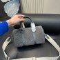 185 pairs of folding boxesSize 25.13cmLv's new embossed denim keepall pillow bagThe
