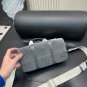 185 pairs of folding boxesSize 25.13cmLv's new embossed denim keepall pillow bagThe