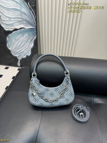 190 with folding boxSize 23.9cmLV Louis Vuitton's new day denim moon bag, lightweight