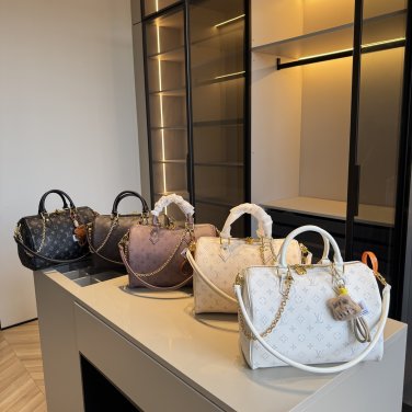 195 New ArrivalsHigh end LV counter new Speedy30 pillow bag with pendant, a sought aft
