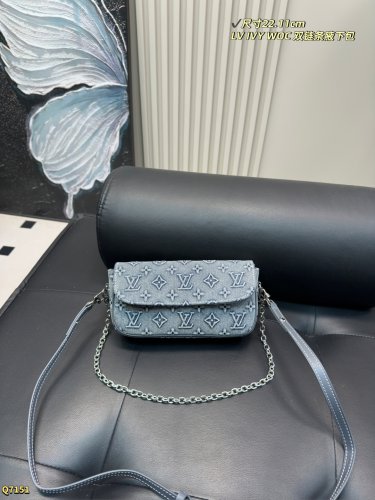 200 pairs folding boxSize 25.19cmLv's Ivy is truly a captivating design, featuring emb
