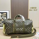 220 Lv travel bagVery stylish, simple yet exquisite, with full detailsWhether it's a l