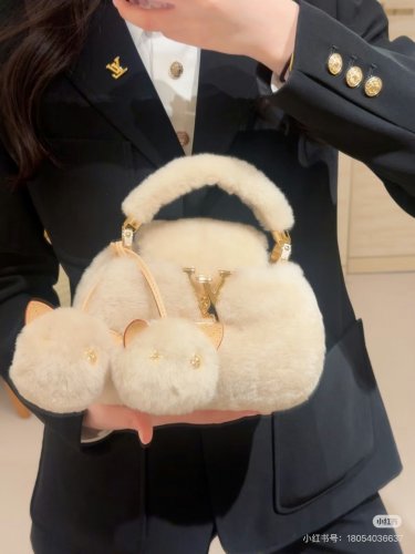 Adored by LV's new plush cap#How could a handbag have such a cute bagThe furry texture_2280