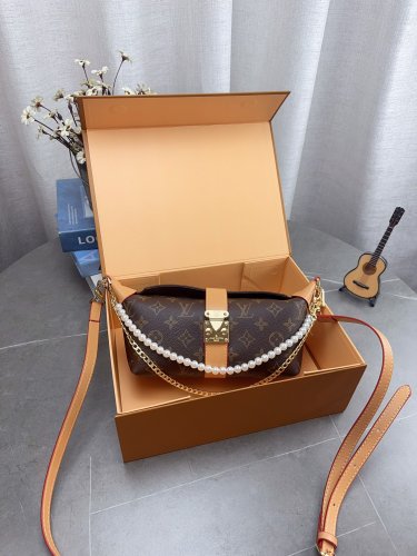Comes with a foldable gift boxLV Pochette Mia handbag from Louis Vuitton, featuring clas_2347
